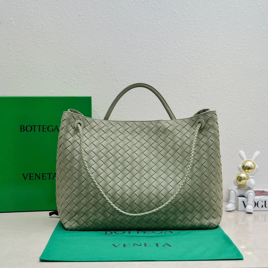 Original leather batch 3760 #Bottega Veneta 2023 spring and summer new Andiamo handbags, many stars have the same style 🎈 Classic full-body leather weaving with golden knot buckle, stable and chic enough [proud] The whole body is made of Nappa sheep leather, comfortable, soft and dynamic. The sliding metal knot buckle can adjust the shoulder strap, single shoulder/handbag/crossbody, multiple carrying methods, large bag capacity Suitable for commuting/daily use/traveling. This bag is divided into small/medium/large sizes. There is always one that suits you, so take me with you🎀🎀 Size: 45*22*34, model: 5543#